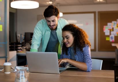 El SEO no solo se enfoca en los motores de búsqueda, sino que también optimiza la estructura, velocidad y usabilidad de tu web. Esto facilita que los visitantes encuentren lo que necesitan con rapidez, potenciando su satisfacción y fomentando la conversión.